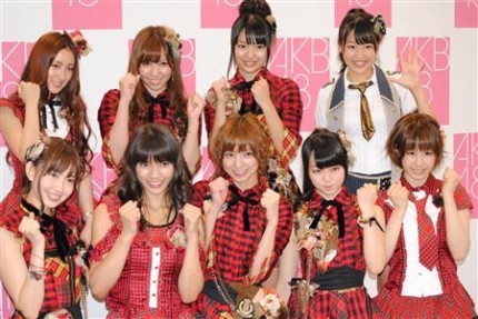 AKB48 篠田麻里子 梅田彩佳 特大晴れ着写真 AKBじゃんけん大会で篠田麻里子が優勝 「初のセンター
