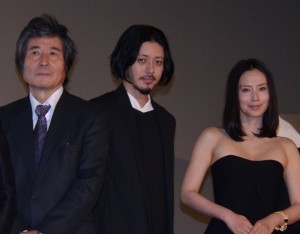 （左から）小栗康平監督、オダギリジョー、中谷美紀