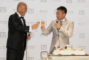 ノンアルコールのシャンパンで乾杯する前園とＪリーグ選手ＯＢ会副会長の松原良香氏