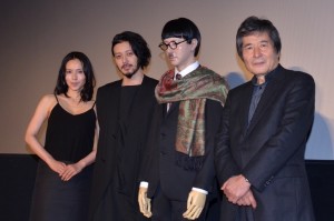 （左から）中谷美紀、オダギリジョー、藤田のマネキン人形、小栗康平監督