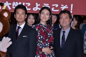 （左から）唐沢寿明、小雪、チェリン・グラック監督