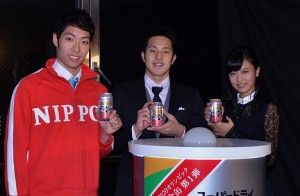 （左から）萩野公介選手、瀬戸大也選手、小島瑠璃子
