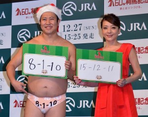クリスマス風の出で立ちで競馬予想したとにかく明るい安村（左）と西川史子