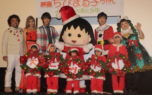 （前列）サンタの格好をした子どもたち（後列左から）パパイヤ鈴木、ローラ、中川大志、ちびまる子ちゃん、劇団ひとり、渡辺直美