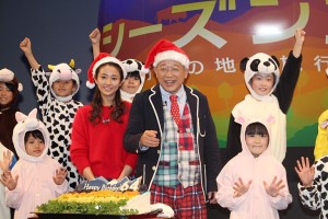 子どもたちに囲まれた木村文乃（左）と笑福亭鶴瓶