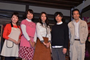 （左から）松坂慶子、山崎静代、松下奈緒、安藤政信、村上弘明