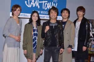 （左から）東風万智子、松浦雅、筧利夫、藤井隆、水田航生