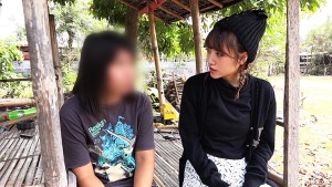 タイで人身売買の被害者の女性に話を聞く高橋みなみ