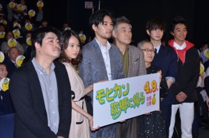 （左から）沖田修一監督、前田敦子、松田龍平、柄本明、もたいまさこ、千葉雄大、小柴亮太 