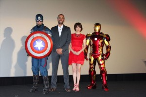 （左から）キャプテン・アメリカ、ネイト・ムーア氏、米倉涼子、アイアンマン