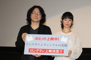 岩井俊二監督（左）と黒木華