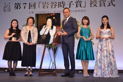 （左から）吉田南さん、戸田奈津子氏、渡辺謙、新妻聖子、井上朋実さん