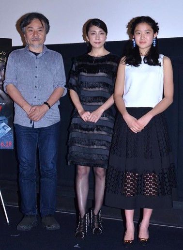 トークショーを行った（左から）黒沢清監督、竹内結子、藤野涼子