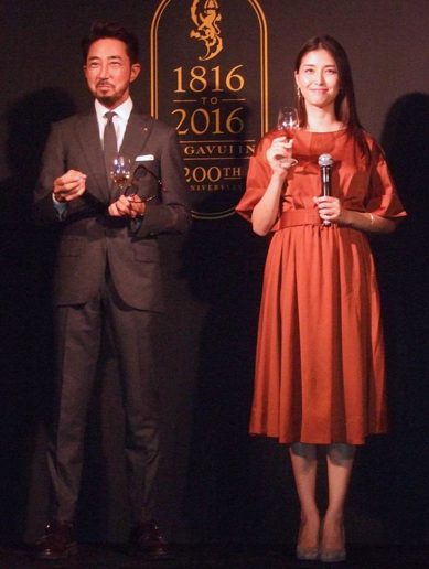 干場義雅（左）と橋本マナミ