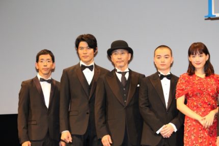 （左から）野間口徹、鈴木亮平、小林薫、染谷将太、綾瀬はるか