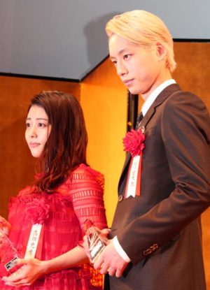 授賞式で並んだ高畑充希（左）と坂口健太郎