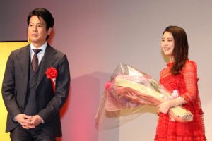 祝辞を述べる唐沢寿明（左）と新人賞を受賞した高畑充希