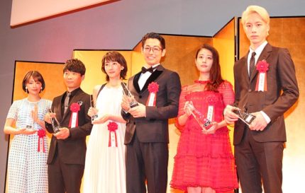 新人賞を受賞した（左から）広瀬すず、星野源、波瑠、ディーン・フジオカ、高畑充希、坂口健太郎