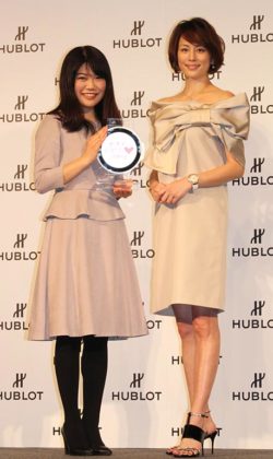 優勝の平井幸奈さん（左）と米倉涼子