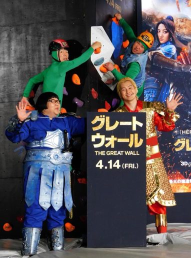 映画の衣装でイベントに臨んだ、（左前から）安藤なつ、カズレーザー（左後から）ダンディ坂野、スギちゃん