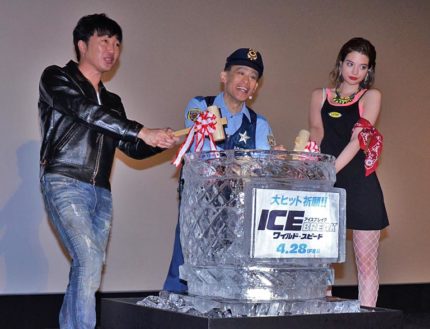 氷割りで映画のヒットを祈願した（左から）小沢一敬、柳沢慎吾、瑛茉ジャスミン