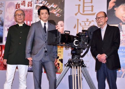 岡田准一とともにイベントに出席した（左から）木村大作カメラマン、小栗旬、降旗康男監督