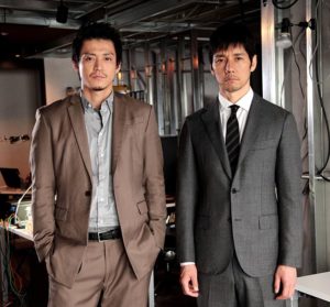 「ＣＲＩＳＩＳ　公安機動捜査隊特捜班」の小栗旬（左）と西島秀俊