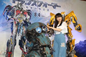 相棒のバイク型トランスフォーマー「スクィークス」と笑顔で並んだ桜井日奈子