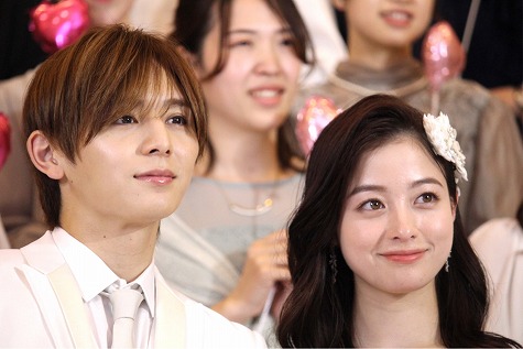 笑顔を見せる山田涼介（左）と橋本環奈 (C)エンタメOVO | エンタメOVO（オーヴォ）